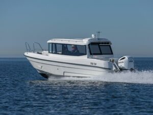 TG 7.9 hyttivene ajossa merellä turvallinen ja vakaa yhteysvene saaristoon