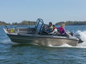 Faster 545 SCA esteetön vene liikuntarajoitteisille pyörätuoliramppi