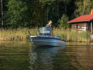 Faster 465 alumiinivene ajossa merellä