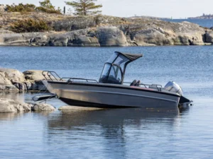 Faster 545 CC sisätilat on esteetön liikkuminen kalastusvene.