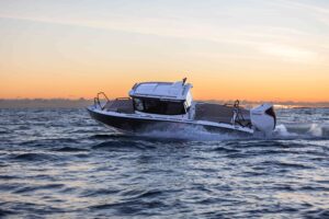 Silver Condor ajaa merellä.