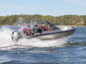 Silver Eagle BRX ajaa saaristossa mökille, koko perhe matkassa.