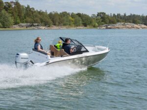 Silver Fox BR ajaa saaristossa kyydissään koko perhe