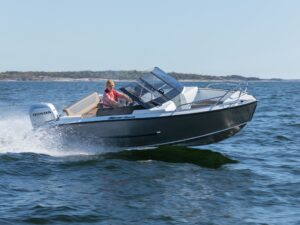 Silver Hawk BR ajaa saaristossa, nainen kuskina.