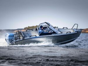 Silver Hawk BRX ajaa saaristossa.