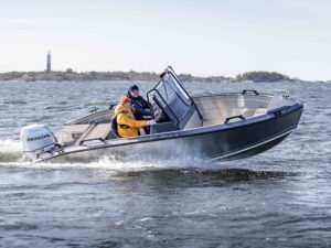 Silver Hawk SCX ajaa merellä.