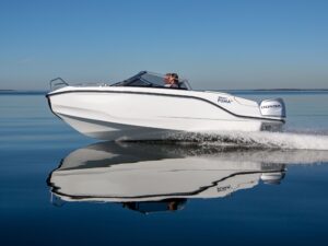 Silver Puma BR ajaa merellä.