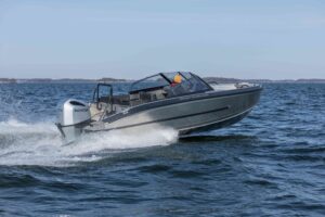 Silver Seahawk BRX ajaa merellä.