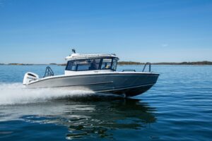 Silve Seahawk cabin ajaa merellä.