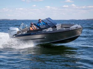 Silver Shark BRX mökin yhteysveneenä.