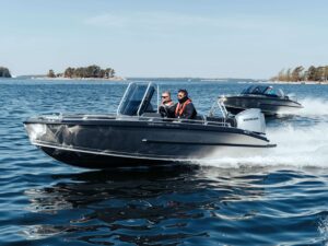 Silver Shark CCX ajaa saaristossa.