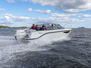 Silver Tiger DC ajaa saaristossa.