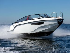 Silver Viper DC ajaa meren aallokossa.