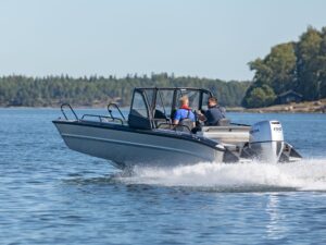 Faster 635 SC alumiinivene saariston yhteysvene ajossa