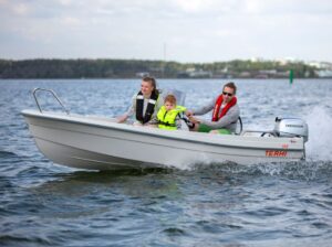 Terhi 400 SC ajaa saaristossa perheineen.