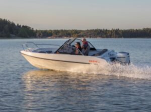 Terhi 48BR ajaa saaristossa.