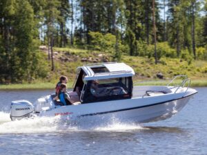Moottorivene liikkuu merellä nopeasti.