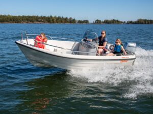 Terhi Nordic C ajaa saaristossa isä lasten kanssa